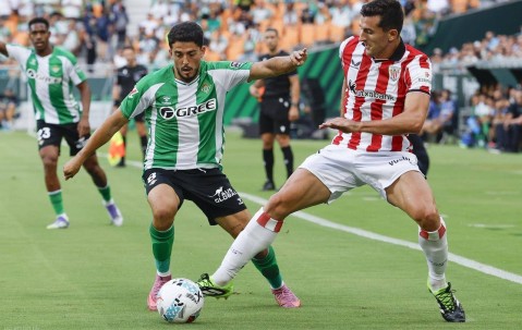 2-1，61岁巴尔韦德发威：率队掀翻贝蒂斯，豪取3连胜逼近西甲榜首