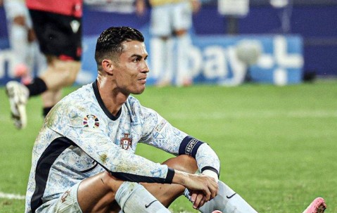 球王梅西再创神迹！书写37次小组赛100%晋级，C罗却三度止步