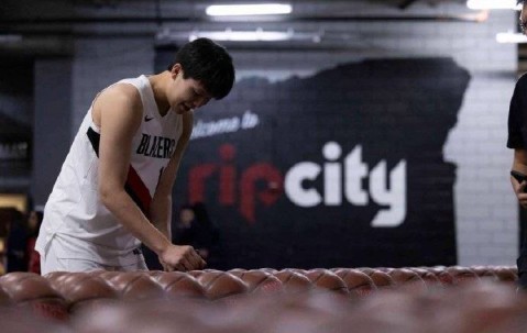 杨瀚森：新赛季珍惜上场时间 跟随大哥们脚步