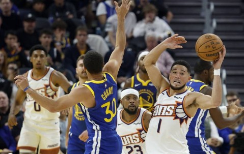 库里28+4巴特勒背伤退赛 布克38分勇士射落太阳