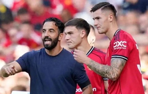 0比1首战告负！曼联防线漏洞百出，主帅战术及选人遭多方质疑