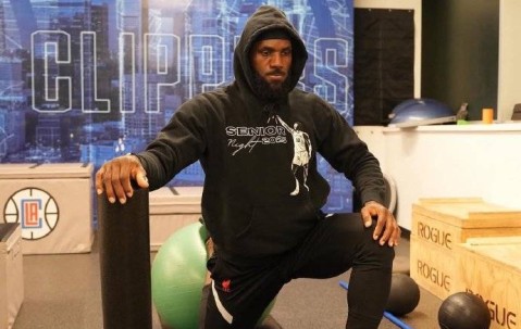 詹姆斯在快船老训练馆开练 配文:绝不能说我不努力