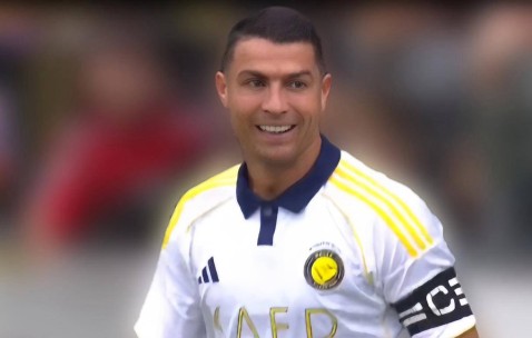 40岁C罗率队逆转法甲劲旅，腾空180度甩手庆祝