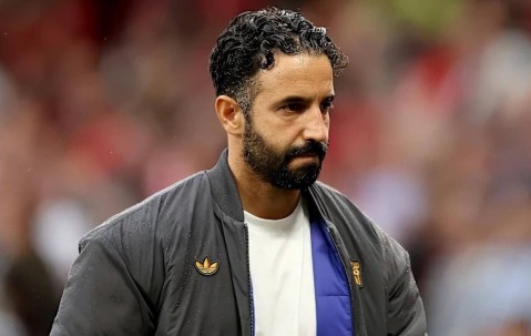 阿莫林拒绝调整战术体系，看看曼联球员是什么反应