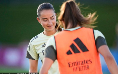 这球红牌？曼联女足欧冠铲球染红！球迷吐槽“史上最糟糕红牌”