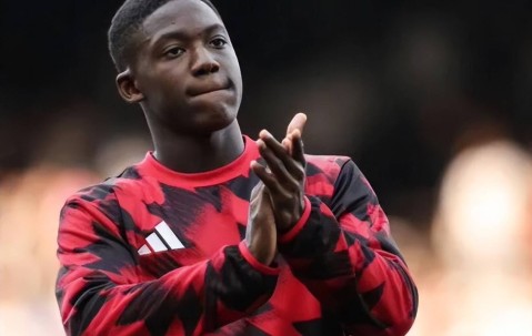 索要10倍薪资未果！曼联20岁中场新星不满，两日内决定自己的未来