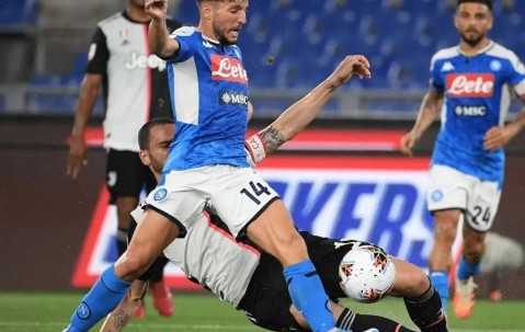 意甲赛事精选：那不勒斯vs国际米兰 冒雨吨的对决，国米防守坚不可摧，零封那不勒斯犀利进攻