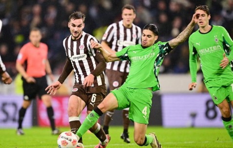 26岁日本球星助门兴4-0横扫圣保利，赢得德甲首胜