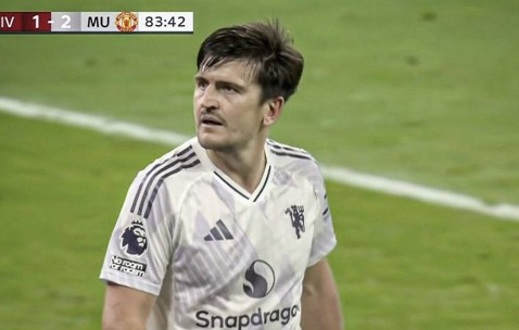 曼联全体球迷山呼马奎尔让他热泪盈眶，表态爱红魔！阿莫林要求加快续约