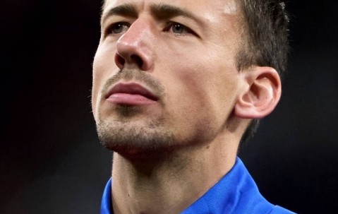 西甲1夜变天！巴萨惨败塞维利亚丢榜首，皇马2分领跑，马竞第6