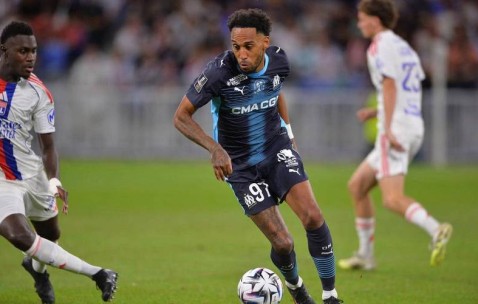 朗斯主场迎战马赛，争夺法甲榜首，主场防守强、反击高效，有望打破马赛不败金身。