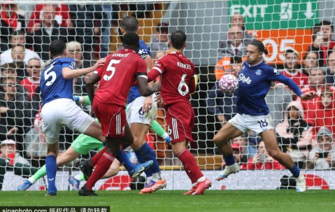 利物浦客场航班延误：球队滞留4小时，赫拉芬贝赫缺席引发担忧