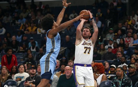 东契奇44+12+6里夫斯21+4+4 NBA杯湖人擒灰熊