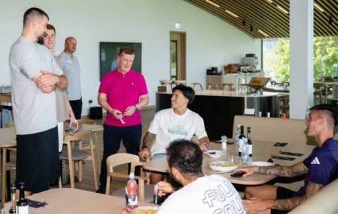 联动！祖巴茨等NBA球员造访卡灵顿，获赠曼联球衣