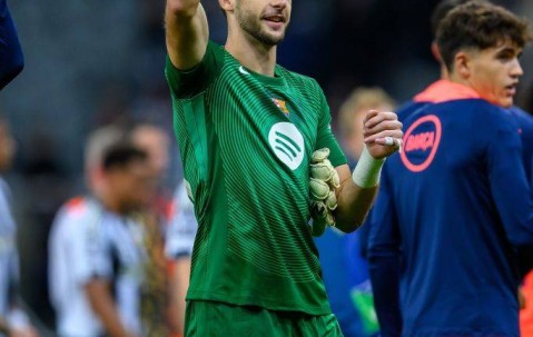 欧冠小组赛焦点：曼城与巴萨的战术博弈与球星对决