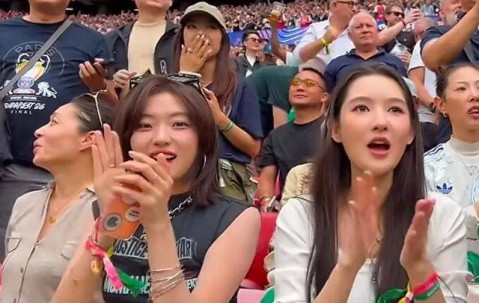 章泽天戴300万腕表看欧冠决赛，穿4万的香奈儿马甲，这是真老钱风