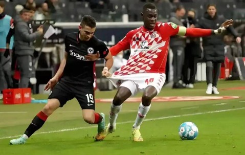 欧冠激战：法兰克福 VS 利物浦，谁能在这场对决中占得先机？