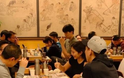 打湖人1分1板 杨瀚森赛后携女友在洛杉矶吃韩料