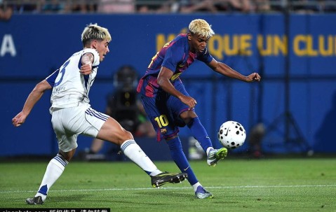 梅西与哈兰德的对决：技术与战术的巅峰较量，谁才是未来之星？