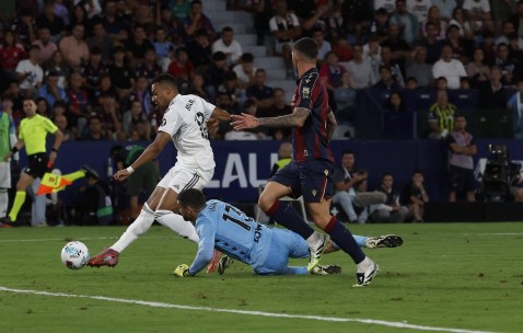 姆巴佩杀疯了：2分钟双响西甲40战38球！搂着阿隆索笑开花