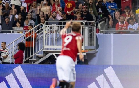 曼联4-1热身两连胜，库尼亚轮休霍伊伦德破荒！中锋进球带来双赢局面