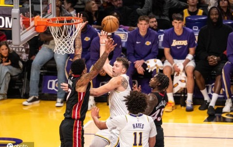 东契奇三双里夫斯26+11 湖人浇灭热火喜迎3连胜