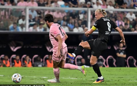 欧冠小组赛解析：曼城与巴黎的战术博弈与球员表现