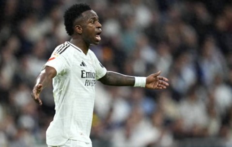 从金球热门到皇马替补，维尼修斯11个月走下神坛，皇马下最后通牒