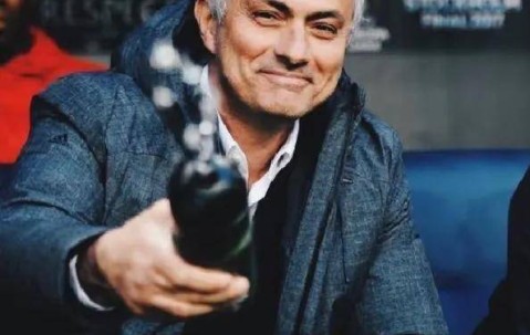 5-2，穆帅激活6大弃将，7700万神锋抽射定江山，欧冠正赛只差1关