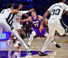 东契奇35+9+13文班19+8毕业 湖人末节逆转胜马刺