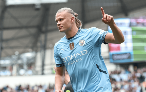 足坛一夜动态！利物浦绝杀升班马，曼城3-0曼联，巴萨造6-0惨案