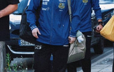 德甲3连胜，樊振东自驾凯迪拉克上班，给Labubu玩偶穿皇马球衣