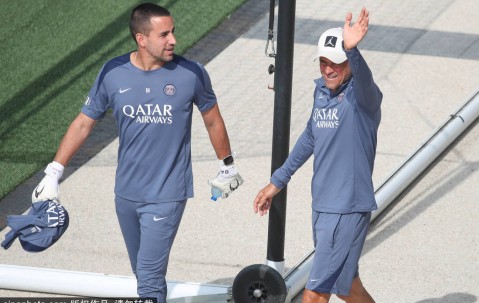 法甲激战：巴黎圣日耳曼狂胜登顶，巴黎FC首胜振奋人心